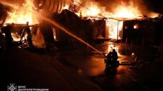 Skutki ataku rosyjskich bezzałogowców na miasto Dniepr.