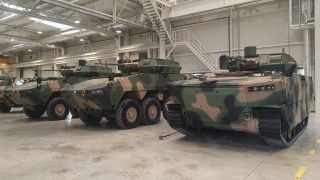 Bojowy wóz piechoty Borsuk i kołowe transportery opancerzone Rosomak z wieżami ZSSW-30 w Hucie Stalowa Wola.