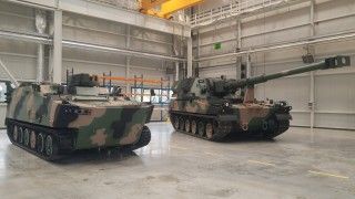 Wóz dowódczy/dowódczo-sztabowy (WD/WDSz) i armatohaubica samobieżna Krab w Hucie Stalowa Wola.