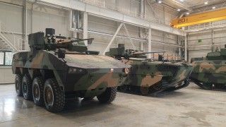 Kołowy transporter opancerzony Rosomak z wieżą ZSSW-30 i bojowe wozy piechoty Borsuk w Hucie Stalowa Wola.