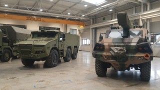 Wyrzutnia systemu Gladius na podwoziu lekkiego pojazdu taktycznego Waran w Hucie Stalowa Wola. Na drugim planie pojazd taktyczny Heron.