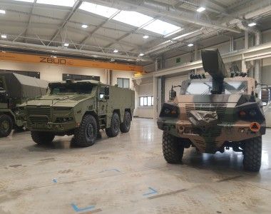 Wyrzutnia systemu Gladius na podwoziu lekkiego pojazdu taktycznego Waran w Hucie Stalowa Wola. Na drugim planie pojazd taktyczny Heron.