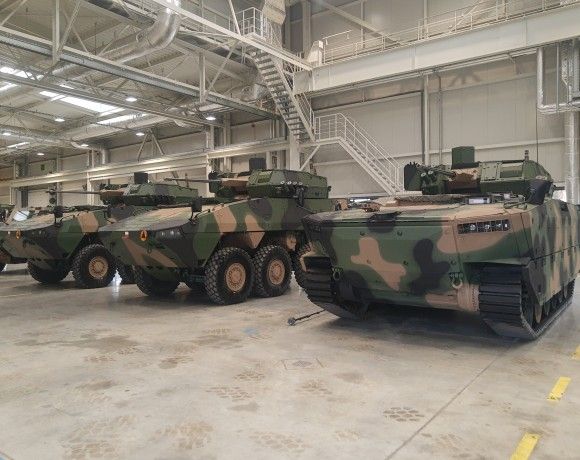 Bojowy wóz piechoty Borsuk i kołowe transportery opancerzone Rosomak z wieżami ZSSW-30 w Hucie Stalowa Wola.