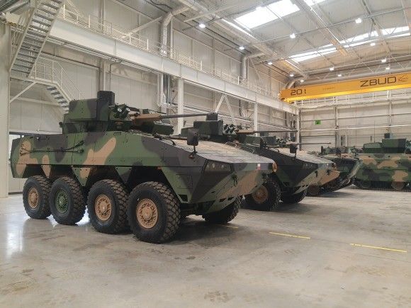 Kołowe transportery opancerzone Rosomak z wieżami ZSSW-30 w Hucie Stalowa Wola.