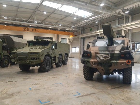 Wyrzutnia systemu Gladius na podwoziu lekkiego pojazdu taktycznego Waran w Hucie Stalowa Wola. Na drugim planie pojazd taktyczny Heron.