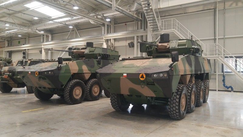 Kołowe transportery opancerzone Rosomak z wieżami ZSSW-30 w Hucie Stalowa Wola.