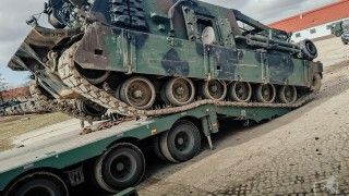 Wóz zabezpieczenia technicznego M88A2 HERCULES podczas załadunku na zestaw niskopodwoziowy.