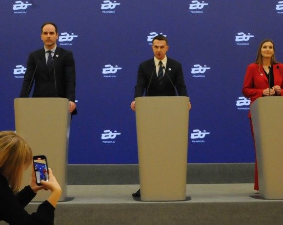 Minister ds. UE Adam Szłapka, sekretarz stanu w KPRM Ignacy Niemczycki (L) , podsekretarz stanu w KPRM Magdalena Sobkowiak-Czarnecka (P)