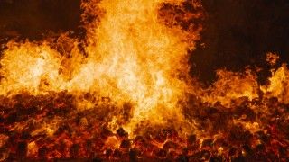 Ogień na ciemnym, nocnym tle