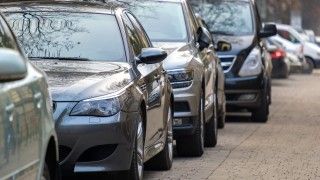 Samochody zaparkowane przy ulicy.