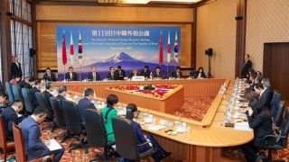 Jedenaste trójstronne spotkanie ministrów spraw zagranicznych Japonii, Chin i Republiki Korei.