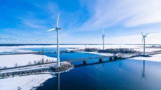 Wiatraki w śnieżnym krajobrazie Finlandii.