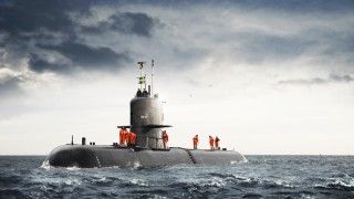 Szwedzki okręt podwodny HMS „Södermanland” (projektu A17S) po remoncie głównym i modernizacji płynie na powierzchni w cieśninie Öresund.