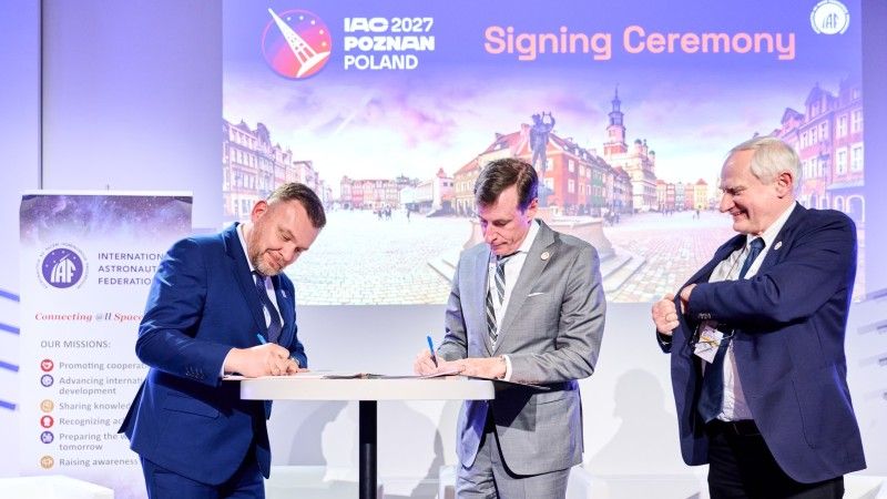 Od lewej Łukasz Wilczyński, prezes Europejskiej Fundacji Kosmicznej oraz Clay Mowry, prezydent Międzynarodowej Federacji Astronautycznej.