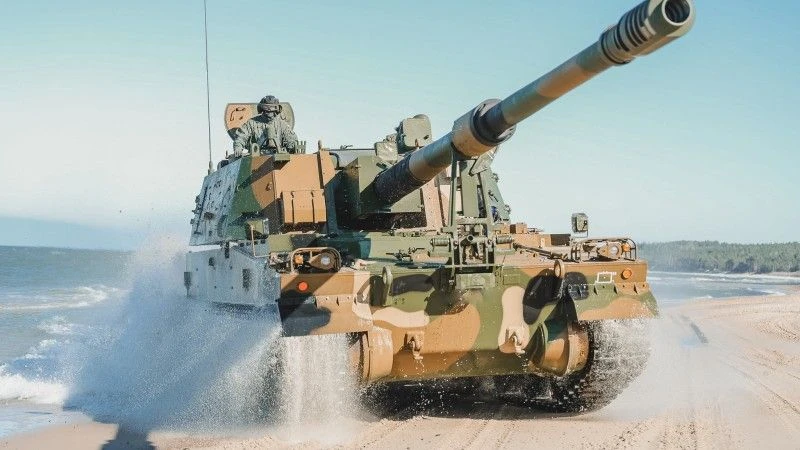 Armatohaubica K9A1 należąca do 1. Mazurskiej Brygady Artylerii podczas ćwiczeń.