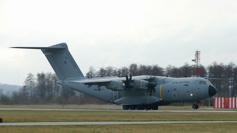 Brytyjski Atlas C1 ląduje w Malborku.