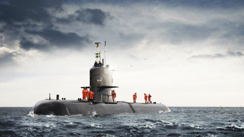 Szwedzki okręt podwodny HMS „Södermanland” (projektu A17S) po remoncie głównym i modernizacji płynie na powierzchni w cieśninie Öresund.