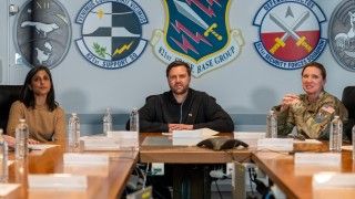 Wiceprezydent USA JD Vance w amerykańskiej bazie lotniczej na Grenlandii.