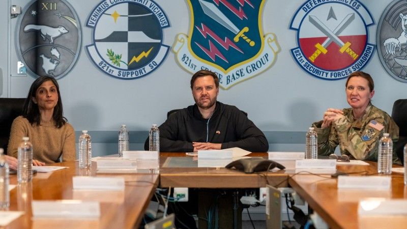 Wiceprezydent USA JD Vance w amerykańskiej bazie lotniczej na Grenlandii.