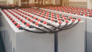 Baterie przemysłowe podczas ładowania w elektrowni