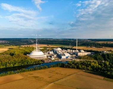 Niemiecka elektrownia jądrowa w Neckarwestheim w Niemczech na tle pól i rzeki.