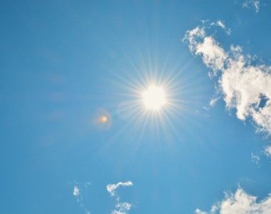 Słońce na prawie bezchmurnym niebie