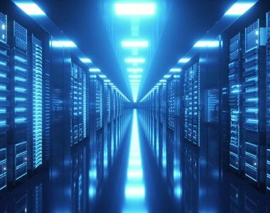 Ciągnący się korytarz w dużym centrum danych.