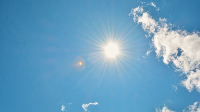 Słońce na prawie bezchmurnym niebie