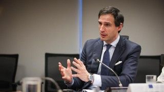 Wopke Hoekstra przemawia za stołem