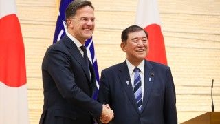 Sekretarz Generalny NATO Mark Rutte z premierem Japonii Shigeru Ishibą.