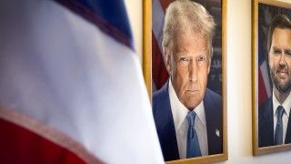 Portret prezydenta USA Donalda Trumpa na tle amerykańskiej flagi.