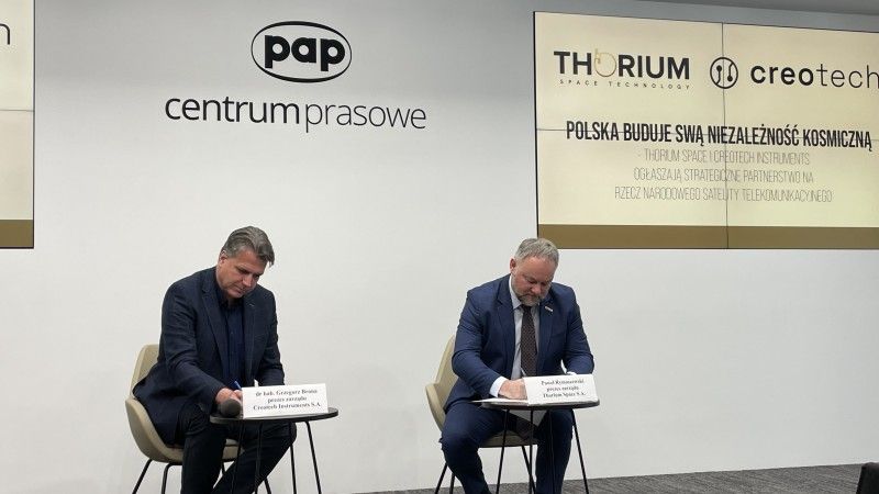 Od lewej dr hab. Grzegorz Brona, Prezes Zarządu Creotech Instruments S.A. oraz Paweł Rymaszewski, Prezes Zarządu Thorium Space S.A.