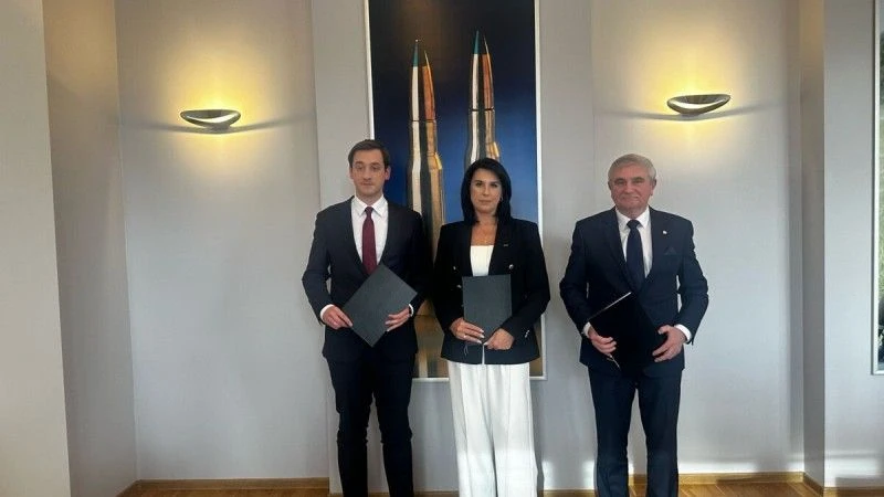 Od lewej: prezes Centrum Łukasiewicz dr Hubert Cichocki, prezes zarządu z MESKO S.A Renata Gruszczyńska oraz prezes zarządu Wojskowego Centralnego Biura Konstrukcyjno-Technologicznego S.A dr inż. Roman Fiszer.