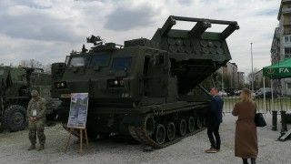 Amerykańska wieloprowadnicowa wyrzutnia rakiet M270A2 należąca do 41. Brygady Artylerii Polowej. Za nią kołowy M142 HIMARS.