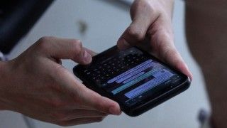 Meta ogłasza wprowadzenie nowego kanału wsparcia dla użytkowników WhatsAppa. W komunikatorze pojawi się oficjalny czat, na którym będą dostępne informacje o oszustwach czy nowościach.