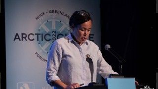 Vivian Motzfeldt stoi za mównicą i przemawia do mikrofonu