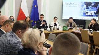 Hołownia smartfony zakaz