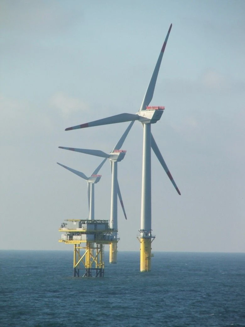 Turbiny wiatrowe i podstacja elektryczna farmy wiatrowej Alpha Ventus Offshore na Morzu Północnym