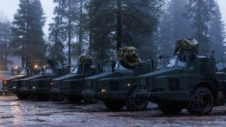 Brytyjskie armatohaubice samobieżne Archer z 19. Królewskiego Pułku Artylerii na ćwiczeniach Dynamic Front 2024 w Finlandii.