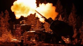 Brytyjska armatohaubica samobieżna Archer z 19. Królewskiego Pułku Artylerii prowadzi ogień na ćwiczeniach Dynamic Front 2024 w Finlandii.