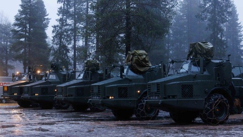 Brytyjskie armatohaubice samobieżne Archer z 19. Królewskiego Pułku Artylerii na ćwiczeniach Dynamic Front 2024 w Finlandii.