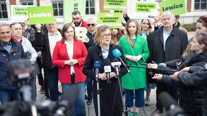 Magdalena Biejat na wiecu wyborczym, w tle stoją osoby z Nowej Lewicy z transparentami