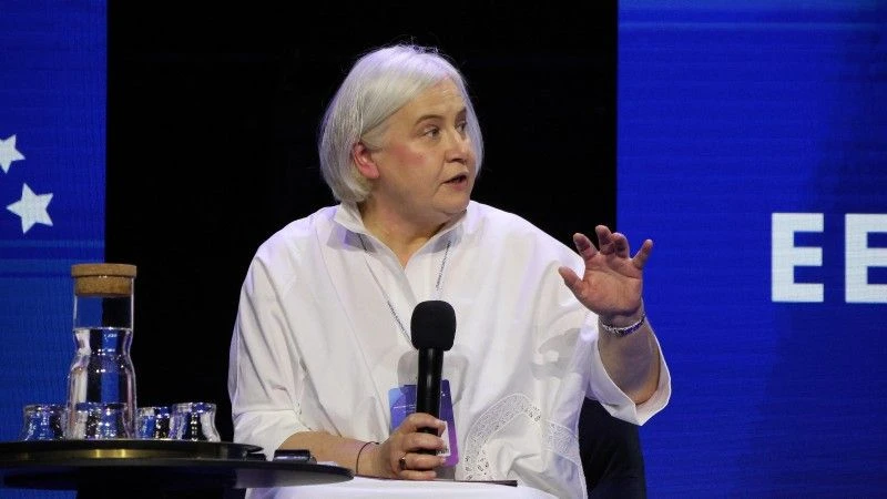 Marzena Czarnecka mówi do mikrofonu podczas panelu dyskusyjnego