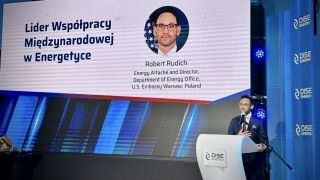 Robert Rudich przemawia zza mównicy na konferencji