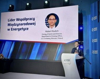Robert Rudich przemawia zza mównicy na konferencji