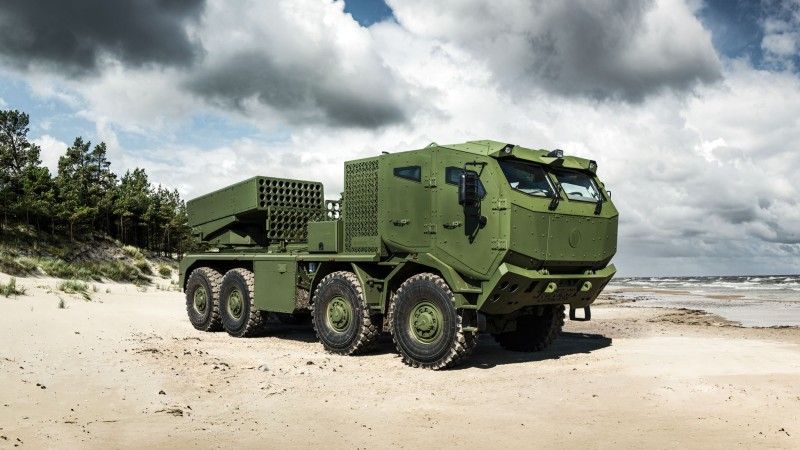 Wieloprowadnicowa wyrzutnia rakiet RM-70 Vampire na podwoziu samochodu ciężarowego Tatra Force z kabiną opancerzoną Puma.