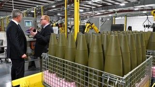 Sekretarz Wojsk Lądowych USA Dan Driscoll zwierdza zarządzany przez GD-OTS zakład elaboracji, montażu i pakowania amunicji artyleryjskiej kalibru 155 mm w Camden w stanie Arkansas.