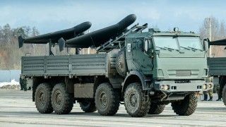 Rosyjska wyrzutnia bezzałogowców Gerań-2/Harpia-A1 umieszczona na samochodzie ciężarowym Kamaz-6350 z kabiną opancerzona K-5350 podczas przygotowań do parady zwycięstwa w mieście Alabino.
