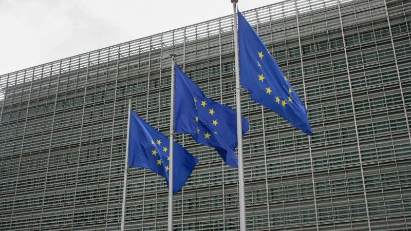 Komisja Europejska zakazała organizacjom powiązanym z Huawei uczestnictwa w spotkaniach i wstępu do budynków unijnych. Chociaż istnieją wyjątki, może to przynieść problemy dla chińskiej firmy.