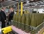 Sekretarz Wojsk Lądowych USA Dan Driscoll zwierdza zarządzany przez GD-OTS zakład elaboracji, montażu i pakowania amunicji artyleryjskiej kalibru 155 mm w Camden w stanie Arkansas.